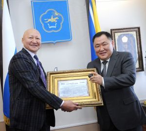 Una reunión de Primer Ministro de Tuva Sholban Kara-ool con el profesor Yenishbek Nazaraliev.